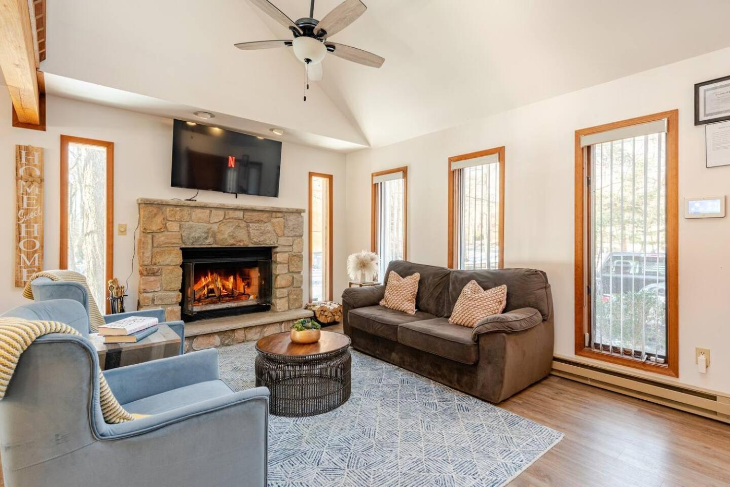 Cozy Cabin At Poconos With Hot Tub And Fire Pit East Stroudsburg Eksteriør bilde