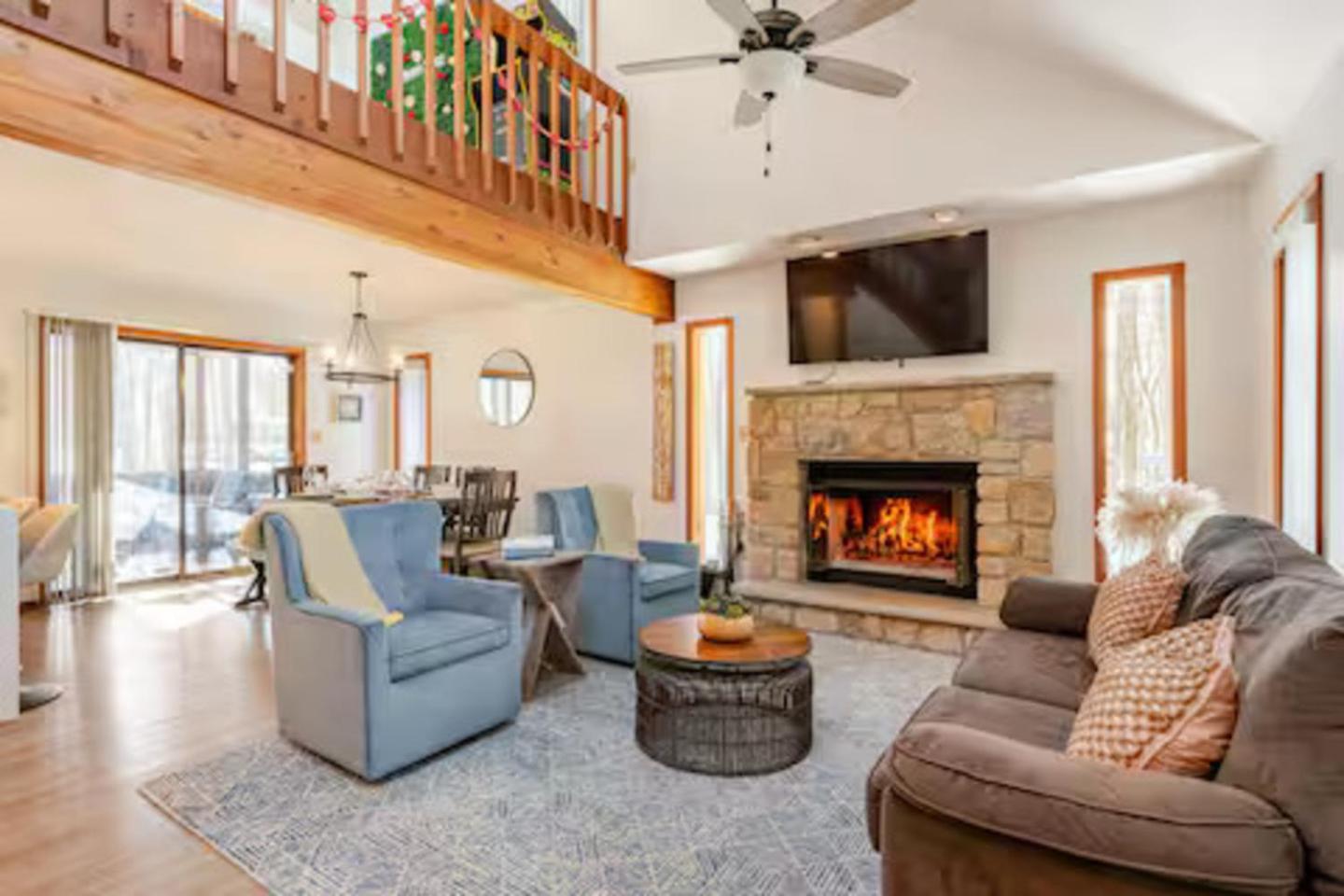 Cozy Cabin At Poconos With Hot Tub And Fire Pit East Stroudsburg Eksteriør bilde